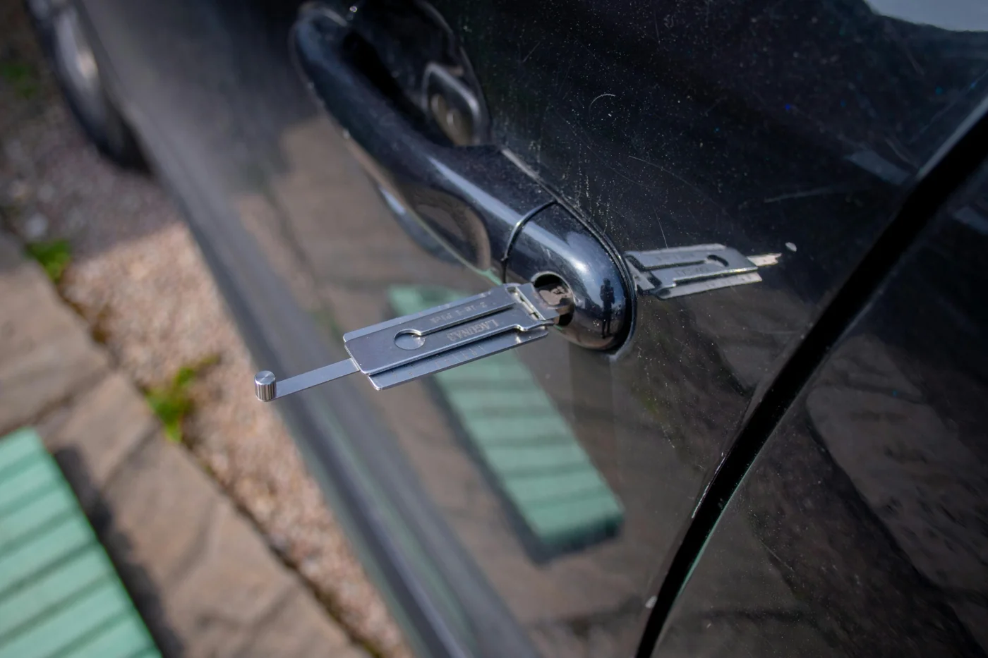 Non‑destructive tool used to open car door